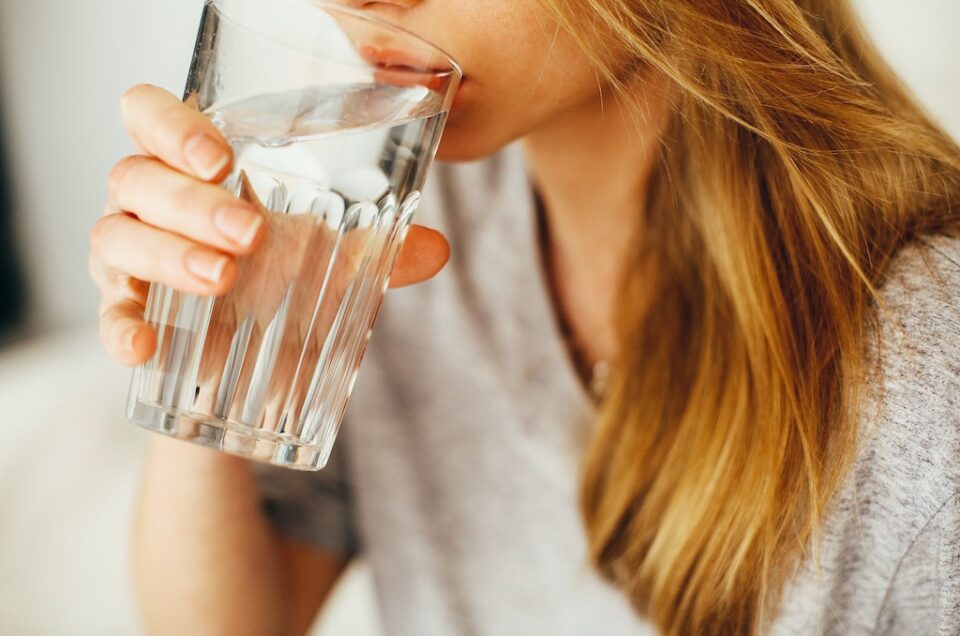 5 Health Benefits of Replacing All Drinks With Water