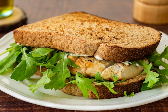 toasted bread and sliced grilled chicken